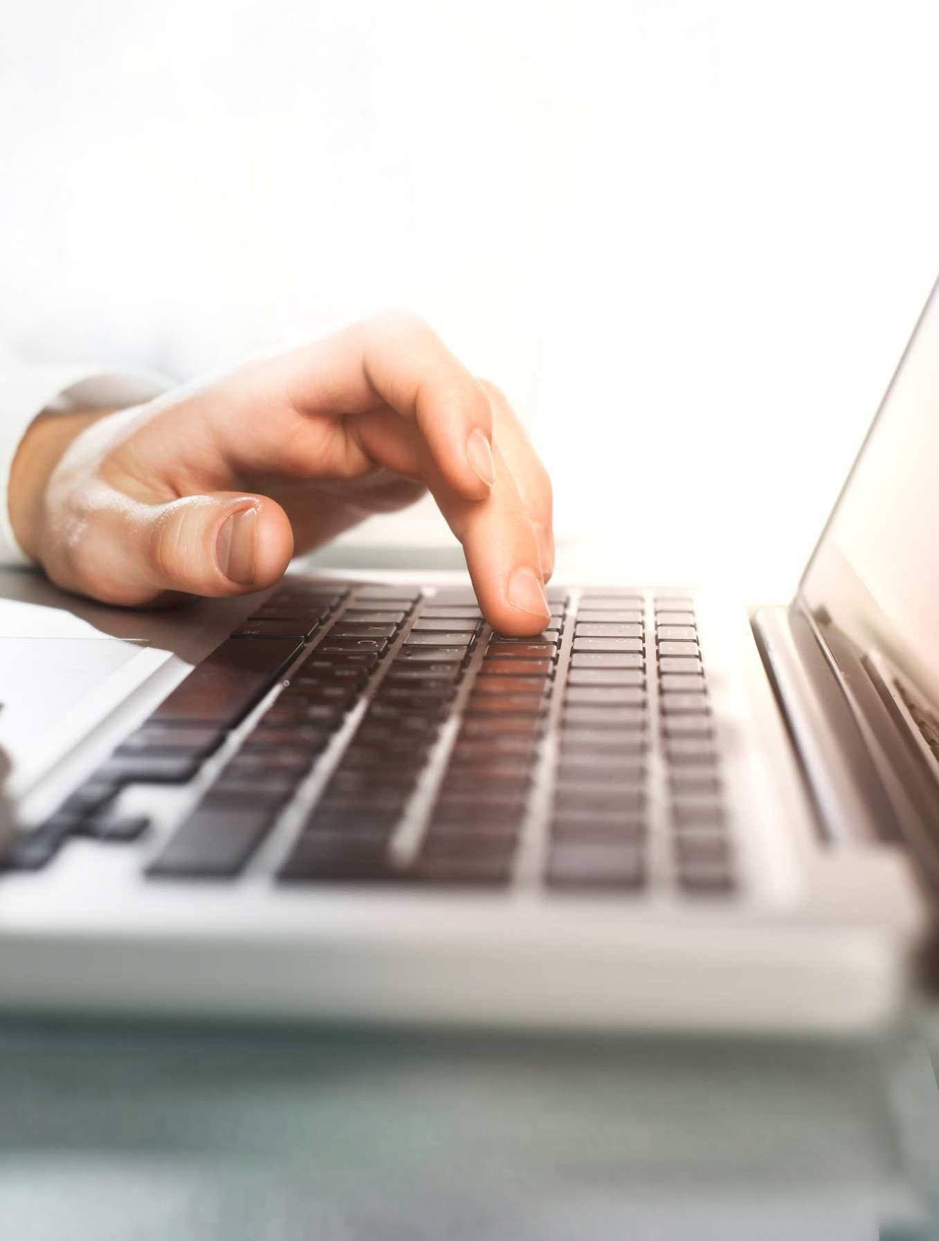 ALUwerk – Hand an einer Computertastatur